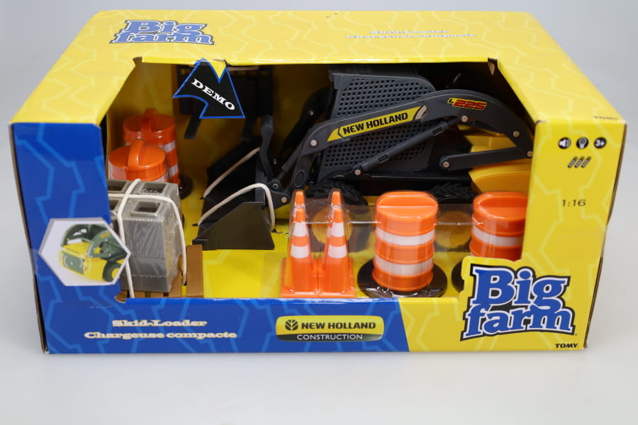 #TOMY47351 1/16 Big Farm Yellow New Holland L225 Skid Steer Set with Accessories 47351